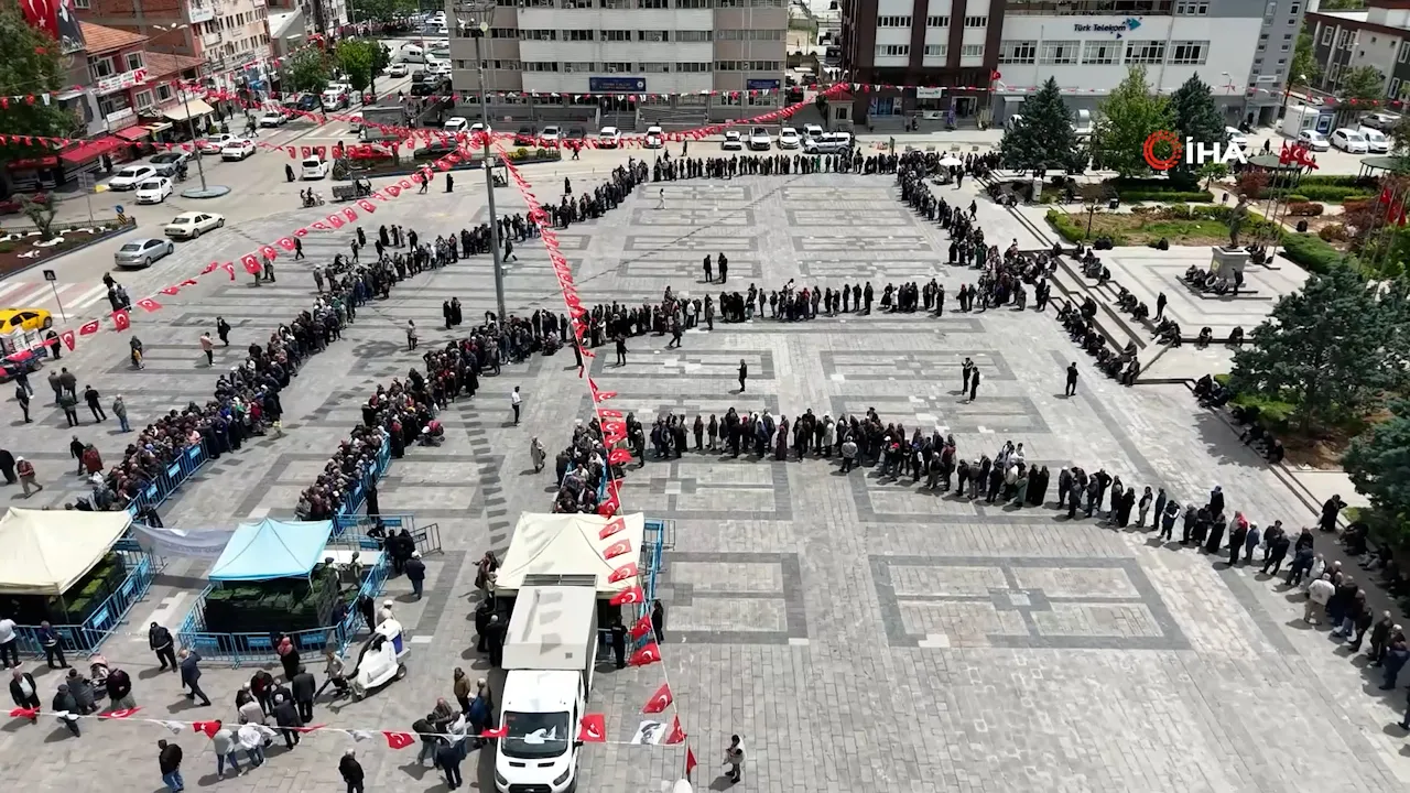 Yağmur bile durduramadı, saatlerce kuyrukta beklediler! Yüzlerce kişiye bedava dağıtıldı