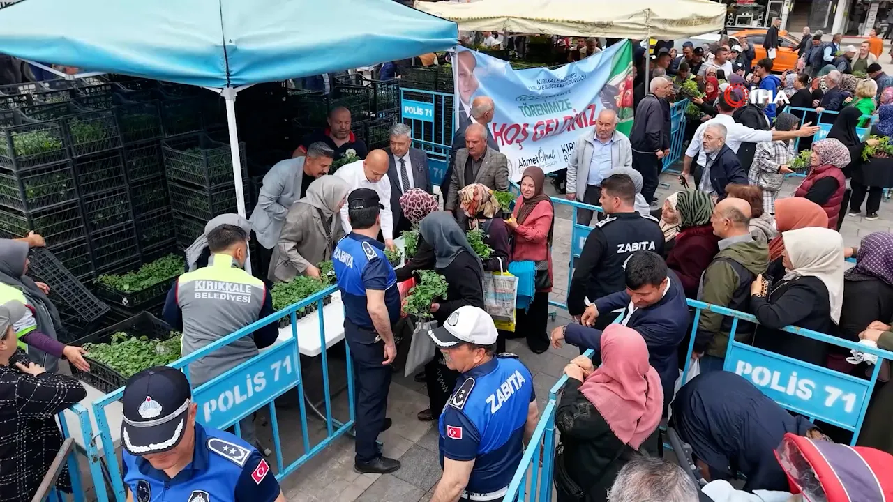Yağmur bile durduramadı, saatlerce kuyrukta beklediler! Yüzlerce kişiye bedava dağıtıldı