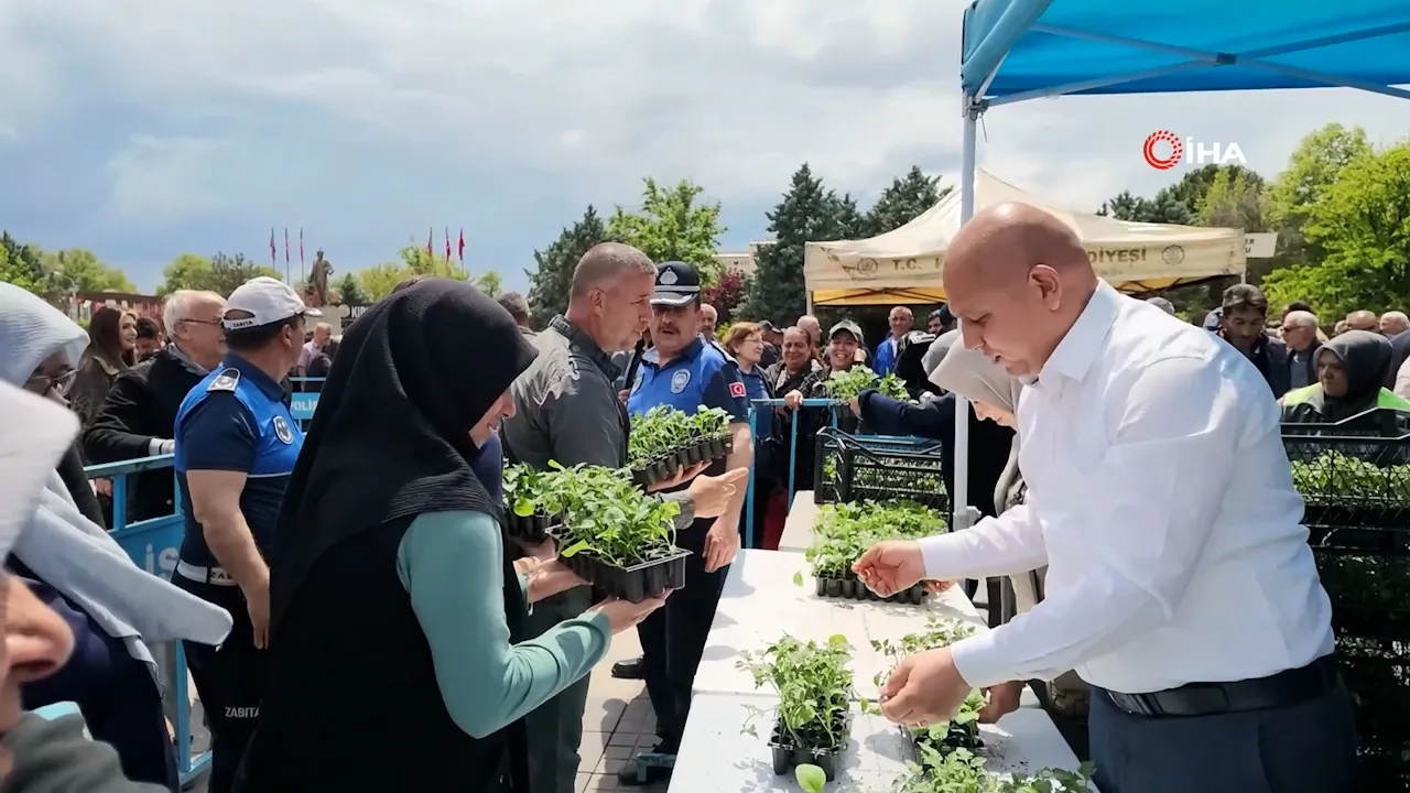 Yağmur bile durduramadı, saatlerce kuyrukta beklediler! Yüzlerce kişiye bedava dağıtıldı