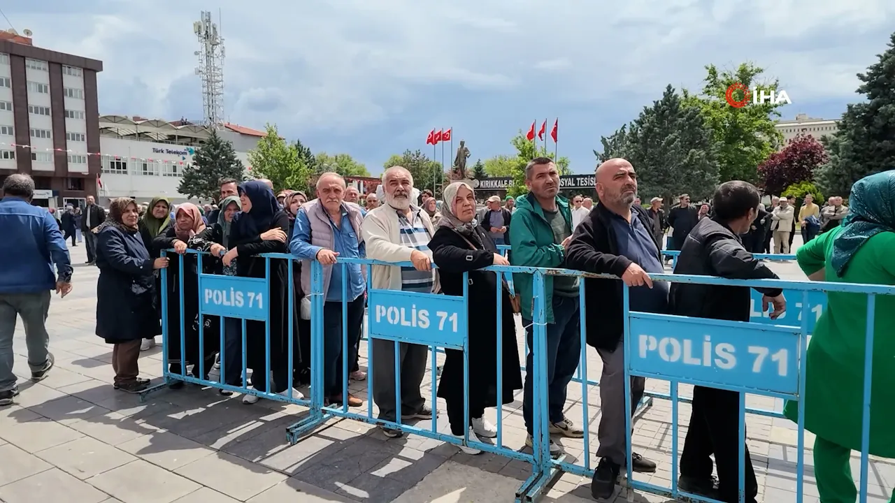 Yağmur bile durduramadı, saatlerce kuyrukta beklediler! Yüzlerce kişiye bedava dağıtıldı