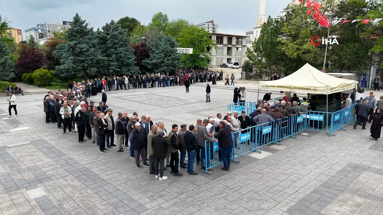 Yağmur bile durduramadı, saatlerce kuyrukta beklediler! Yüzlerce kişiye bedava dağıtıldı