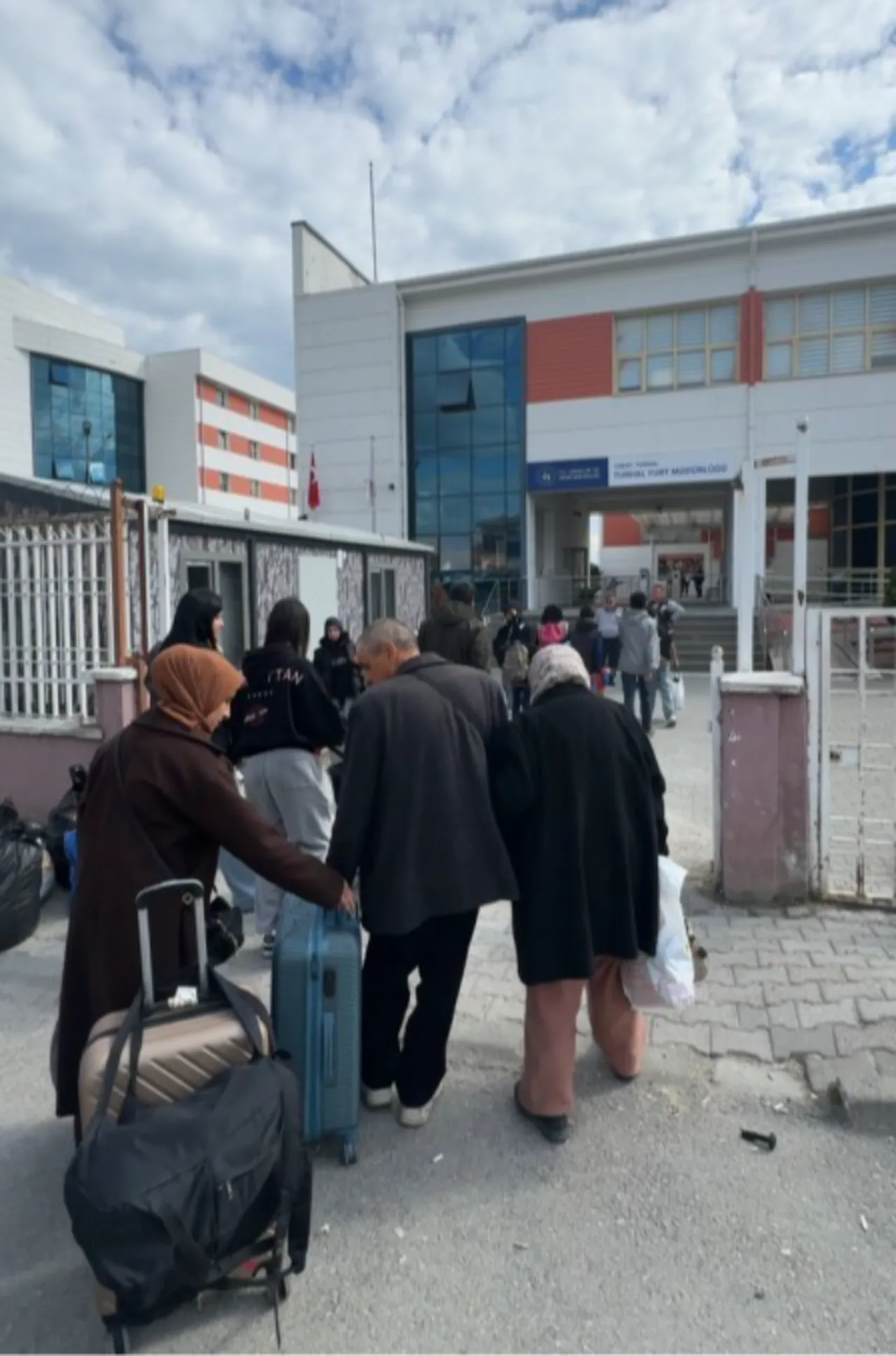 TOKAT'IN TURHAL İLÇESİNDE TAŞKIN RİSKİNE KARŞI 15 MAHALLEDE GEÇİCİ TAHLİYE KARARI ALINIRKEN, KALACAK YERİ OLMAYAN VATANDAŞLAR KYK YURTLARI VE MİSAFİRHANELERE YERLEŞTİRİLDİ. (İHA/TOKAT-İHA)Tokat'ın Turhal ilçesinde taşkın riskine karşı 15 mahallede geçici tahliye kararı alınırken, evlerini terk etmek zorunda kalanlar KYK yurtları ve misafirhanelere yerleştirildi.