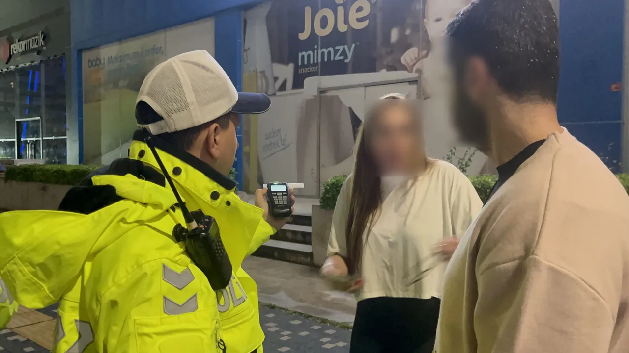 Alkollü sürücü hemen telefonuna koştu! Yaptıkları polisin sabrını zorladı