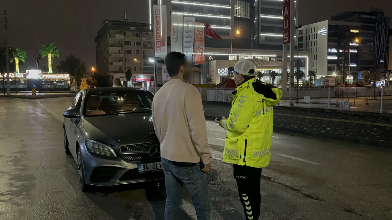 Alkollü sürücü hemen telefonuna koştu! Yaptıkları polisin sabrını zorladı