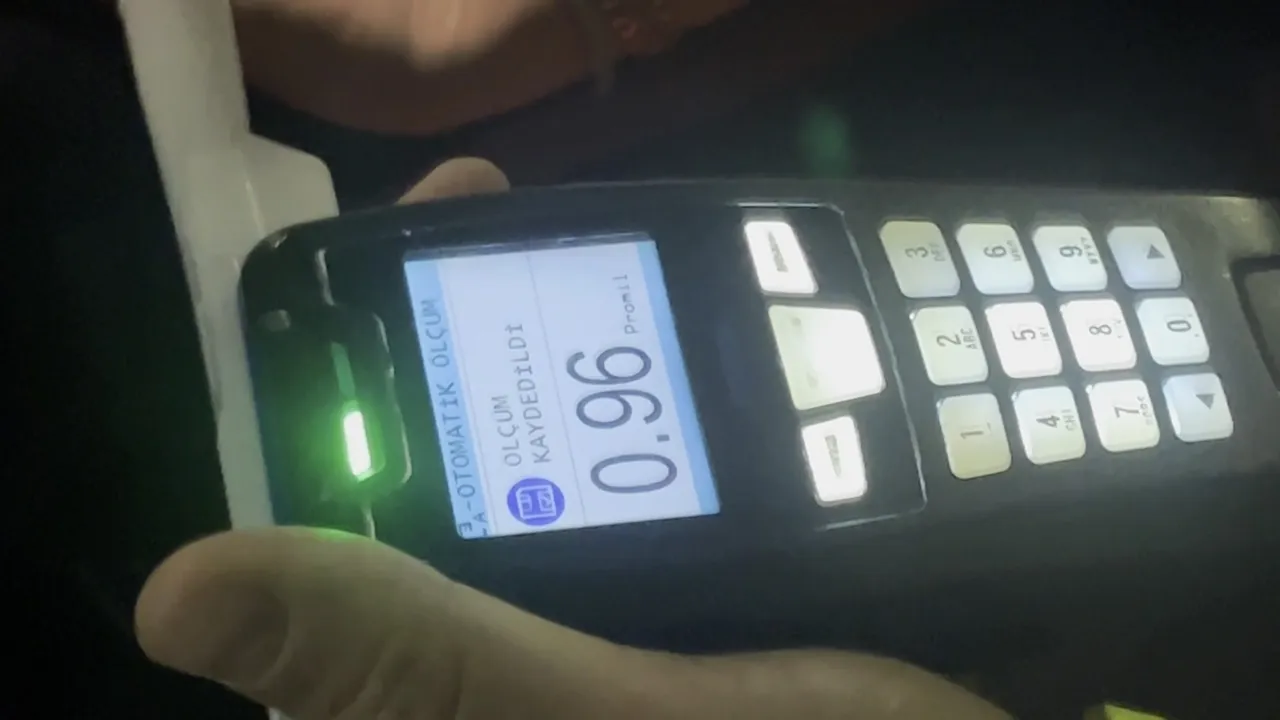 Alkollü sürücü hemen telefonuna koştu! Yaptıkları polisin sabrını zorladı