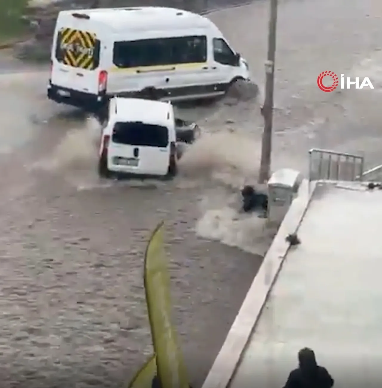 Ankara'da sel! Suya kapılan kişiyi kurtarmak isteyenler de sürüklendi