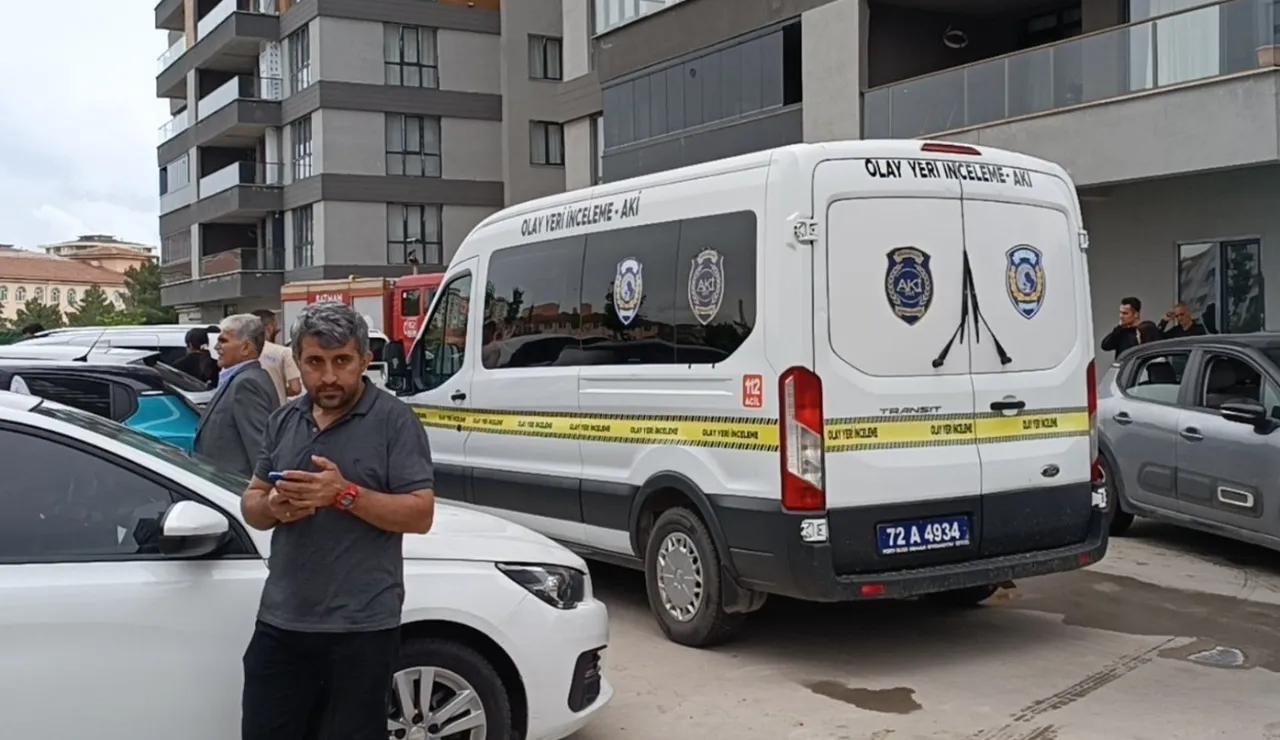 Asansörde kalanlara yardım edecekti... Feci şekilde can verdi