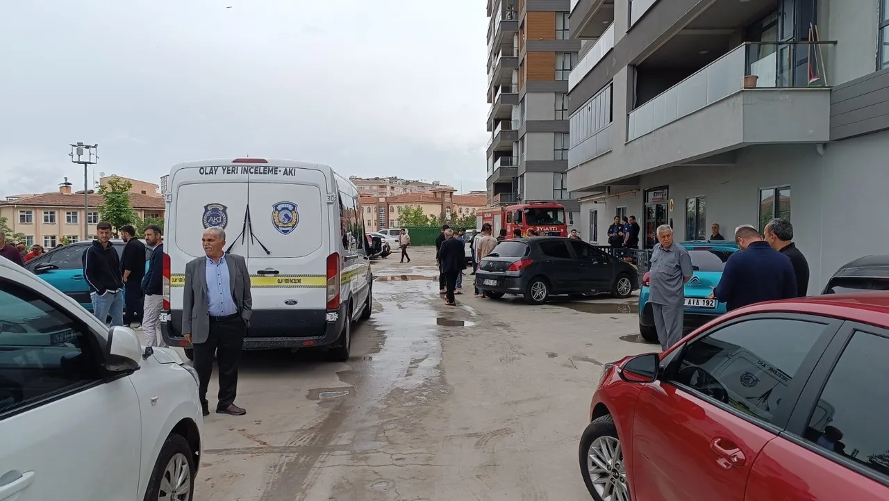 Asansörde kalanlara yardım edecekti... Feci şekilde can verdi