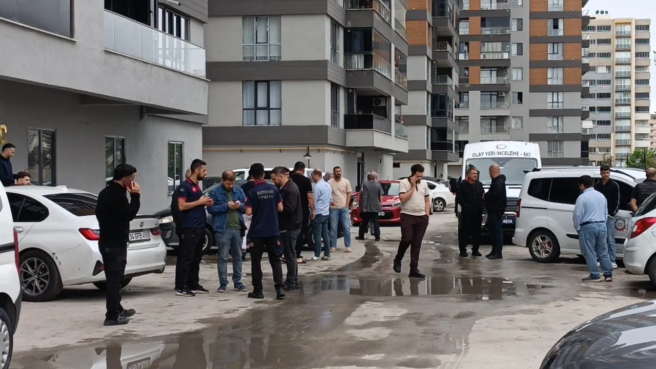 Asansörde kalanlara yardım edecekti... Feci şekilde can verdi