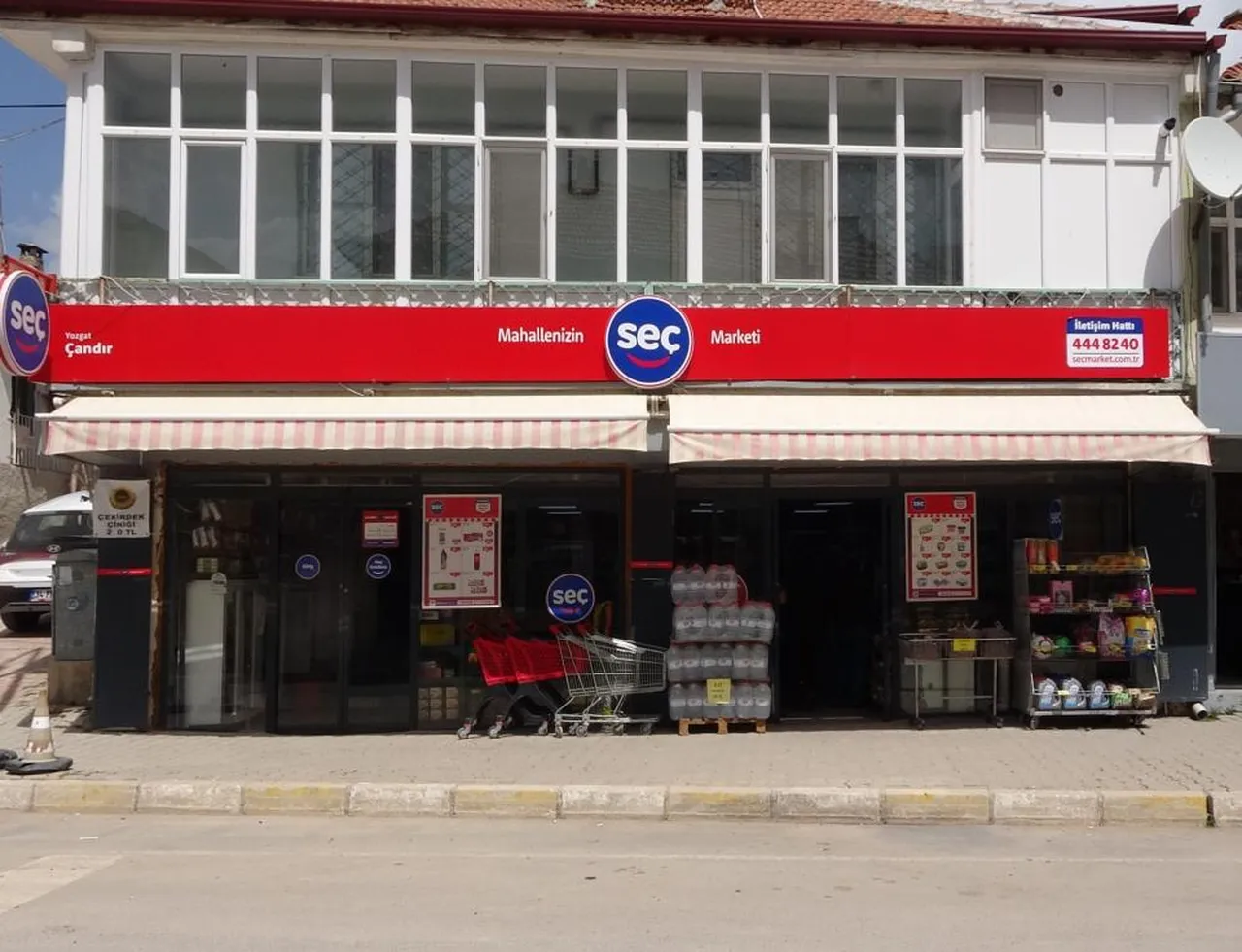 Baba ve oğul 40 yıl çaba verdi, mahalle bakkalını Seç Markete çevirdi
