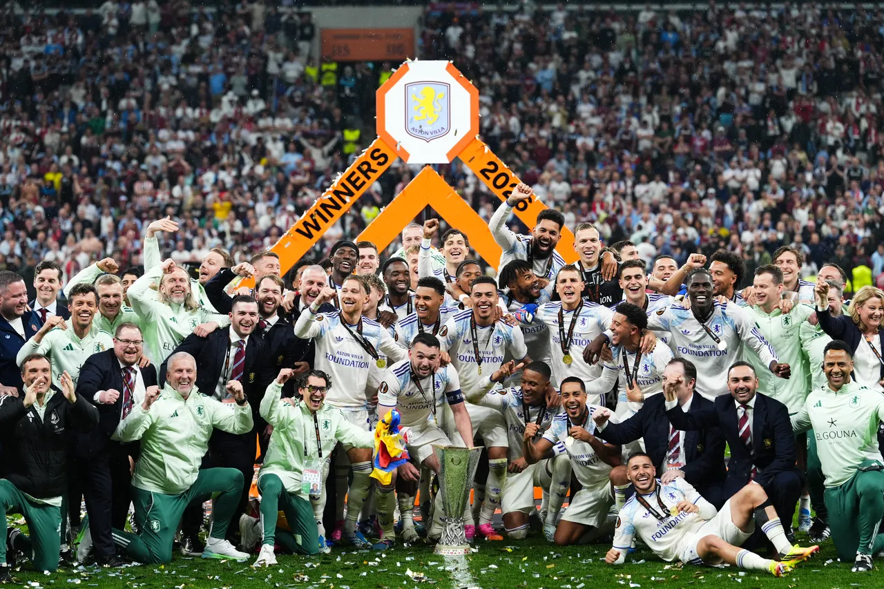 Aston Villa, İstanbul'da UEFA Avrupa Ligi şampiyonluk kupasını kaldırdı.