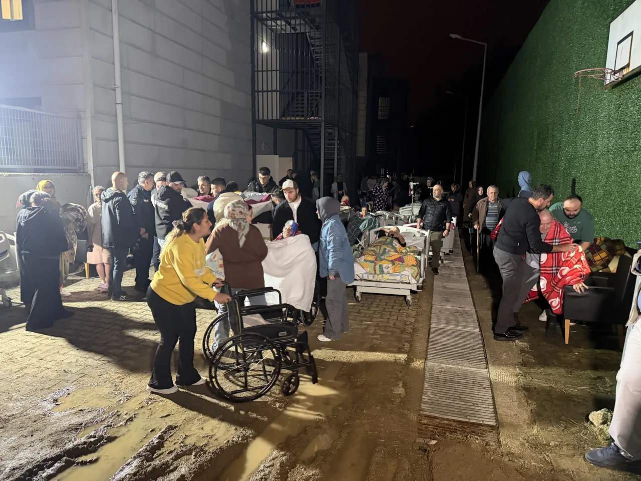 Düzce’de huzurevinde yangın! 54 kişi tahliye edildi