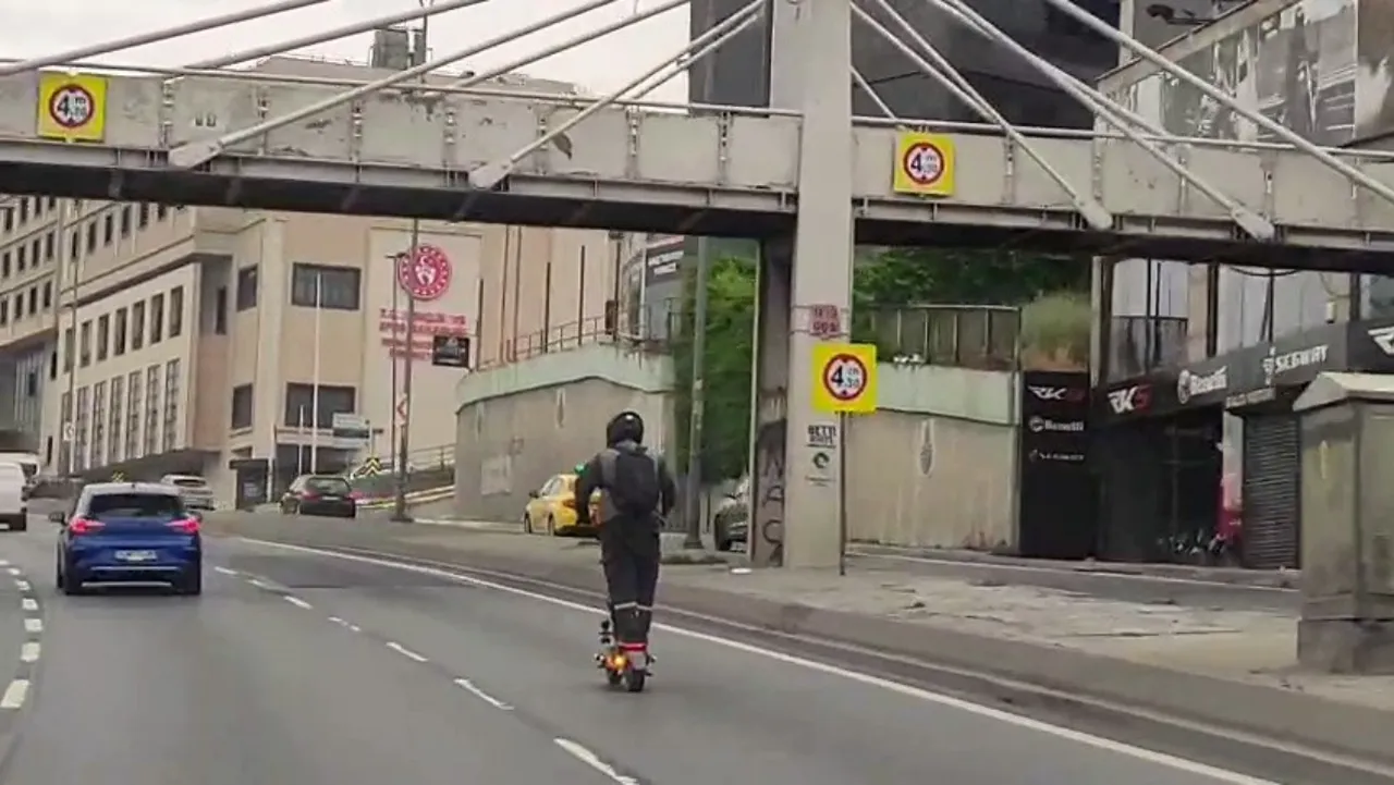 E-5 Karayolu'nda pes dedirten anlar! Scooter sürücüsünün 'deli cesareti' kamerada