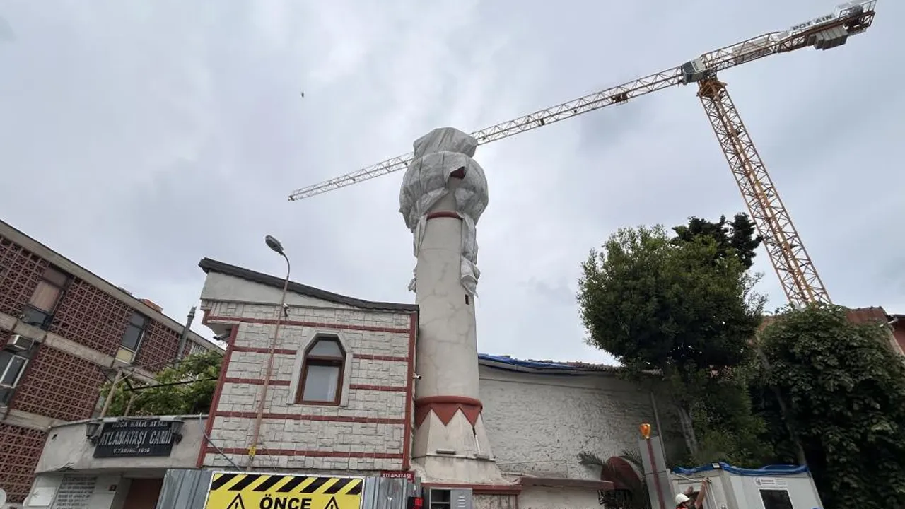 Fatih'te 400 yıllık cami minaresi vincin çarpmasıyla yıkıldı