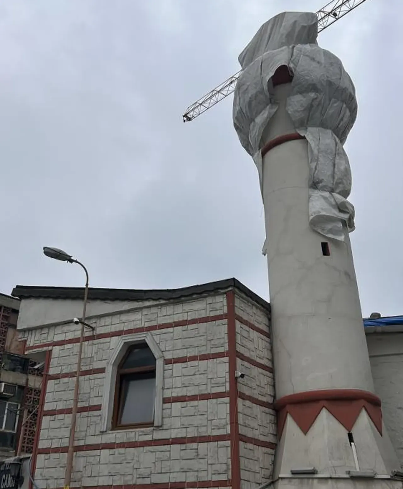 Fatihte 400 yıllık cami minaresi vincin çarpmasıyla yıkıldı