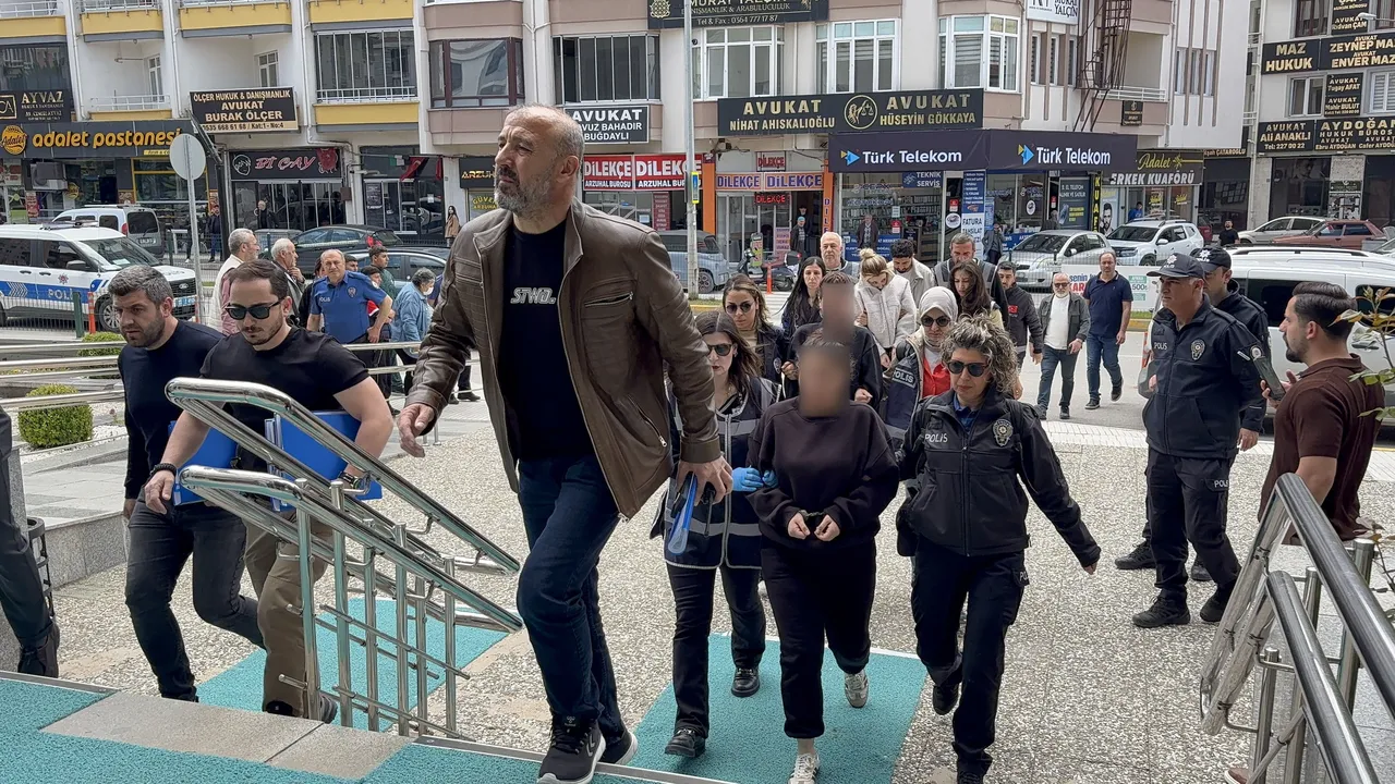 Güzellik salonunda akılalmaz tuzak! Kimsenin farkına varmadığı yöntemle 425 binlik vurgun yaptılar