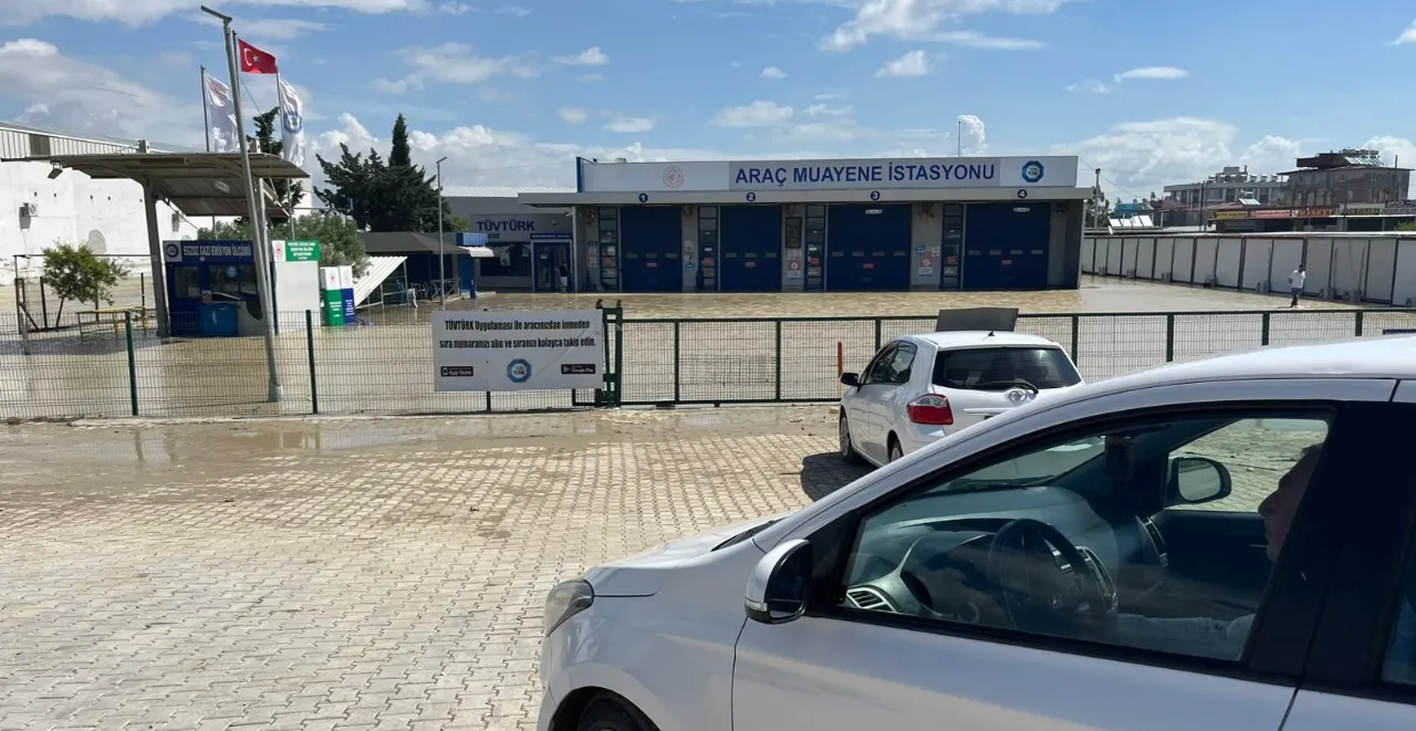 Hatay'da araç muayenesine giden vatandaşlar sular altında kalan TÜVTÜRK ile karşılaştı