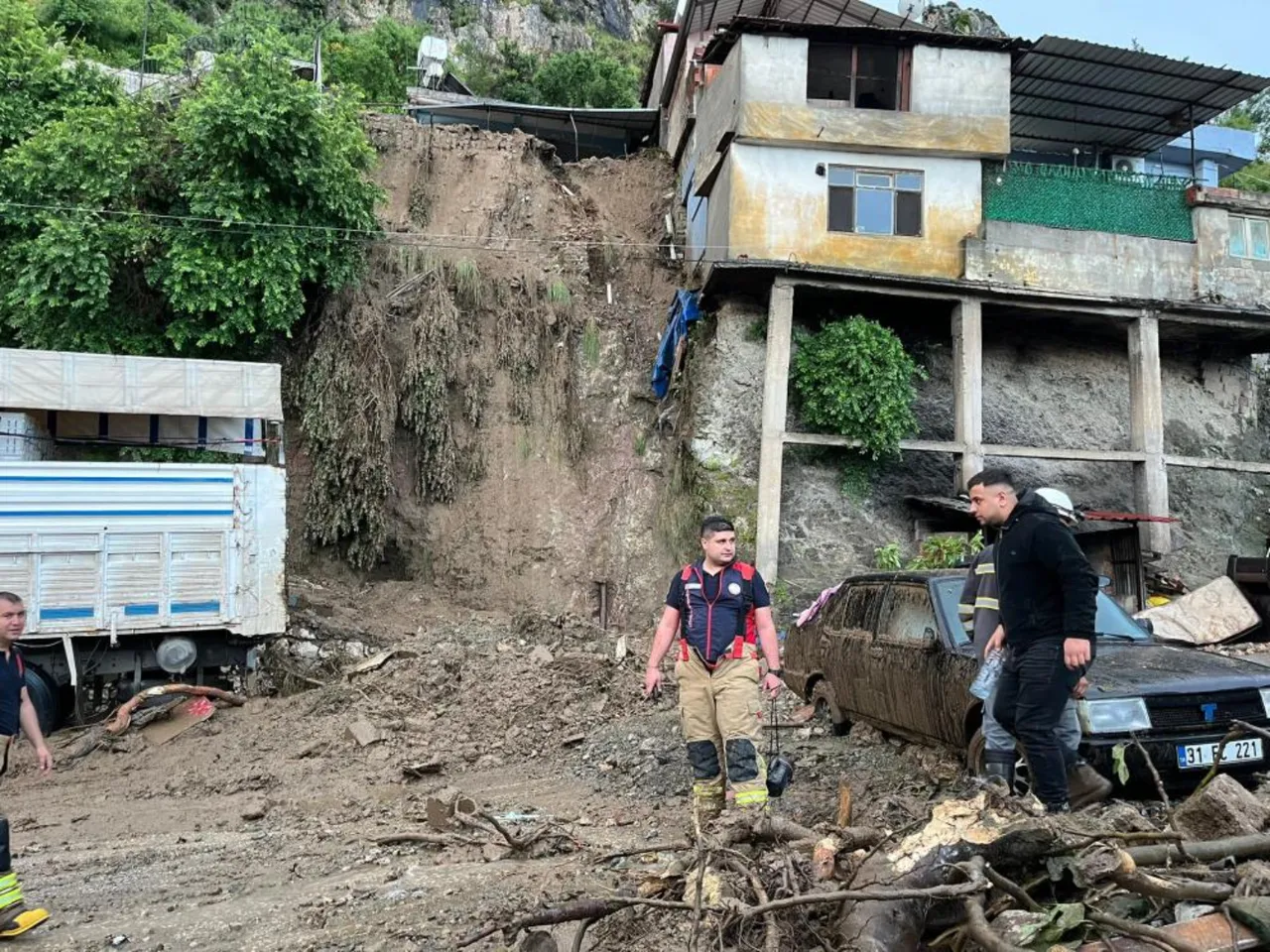 Hatay'ı sağanak vurdu! Ev çöktü, köprü yıkıldı, araçlar yolda kaldı