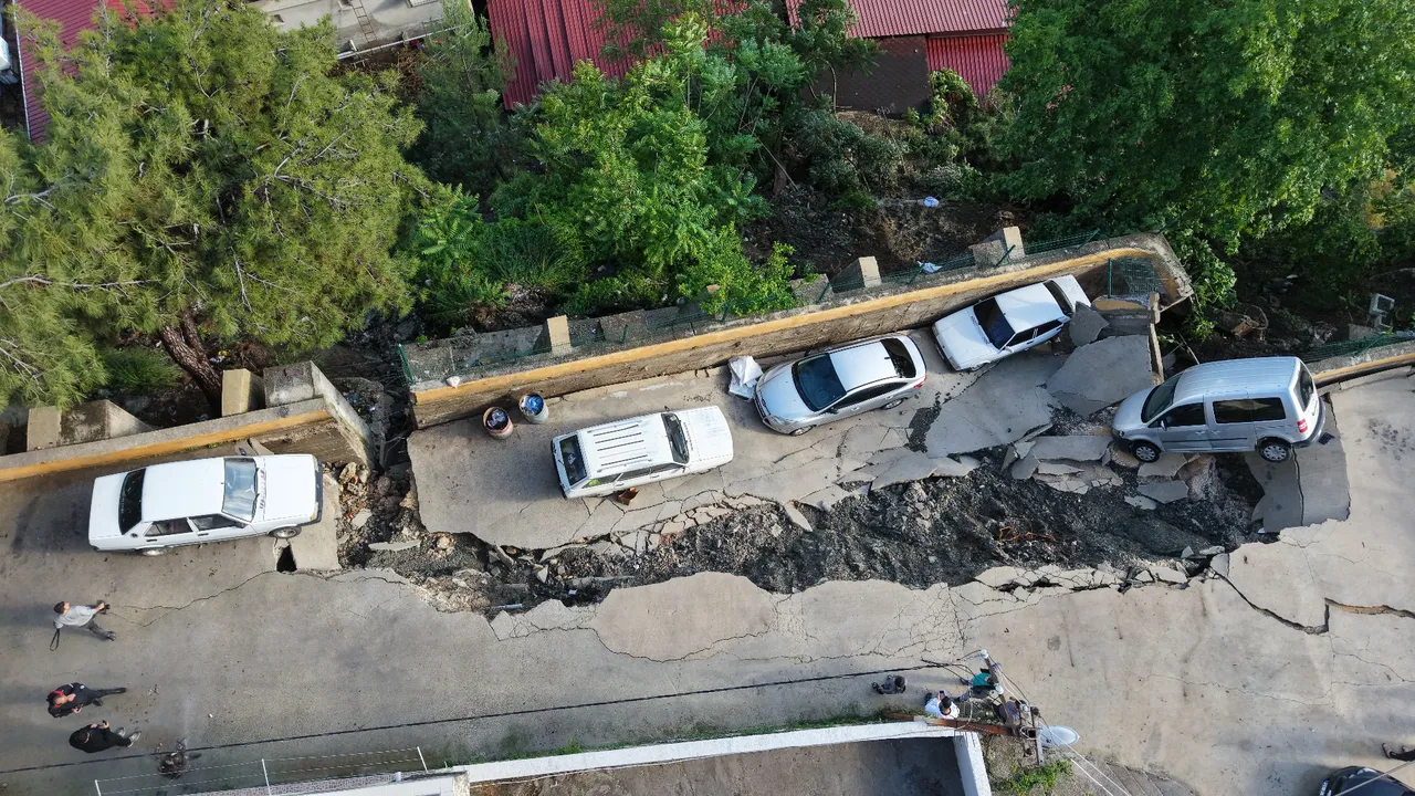 Hatay'ı sağanak vurdu! Ev çöktü, köprü yıkıldı, araçlar yolda kaldı