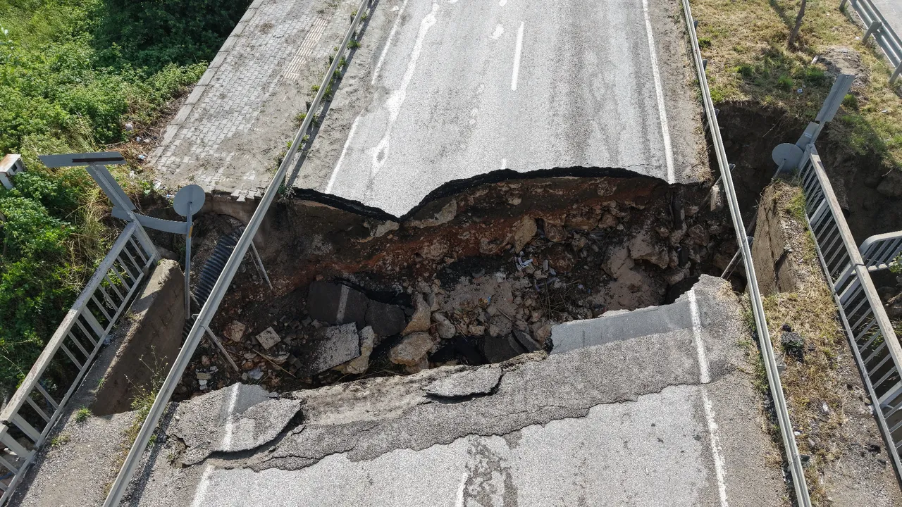 Hatay'ı sağanak vurdu! Ev çöktü, köprü yıkıldı, araçlar yolda kaldı