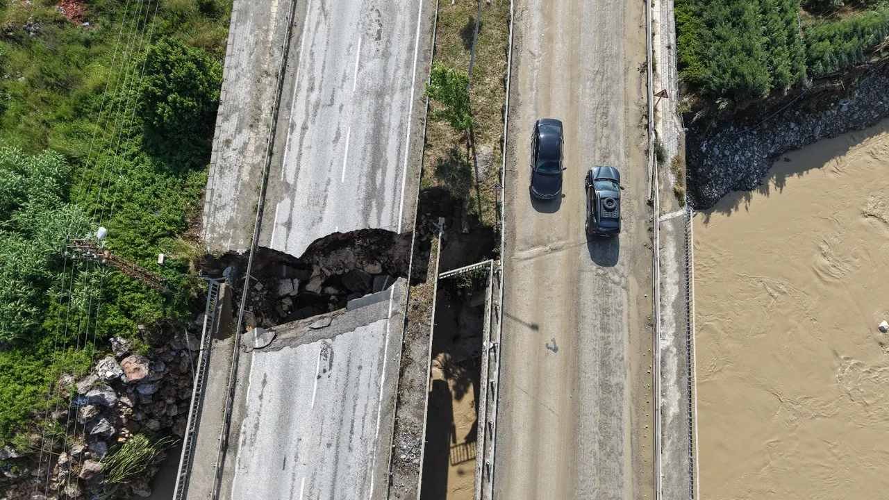Hatay'ı sağanak vurdu! Ev çöktü, köprü yıkıldı, araçlar yolda kaldı