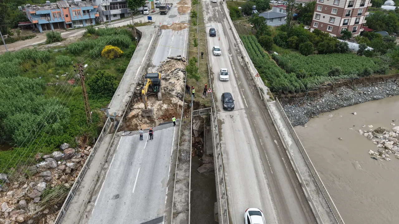 Hatay'ı sel vurdu! Vali açıkladı: 3 ölü, 2 de kayıp var