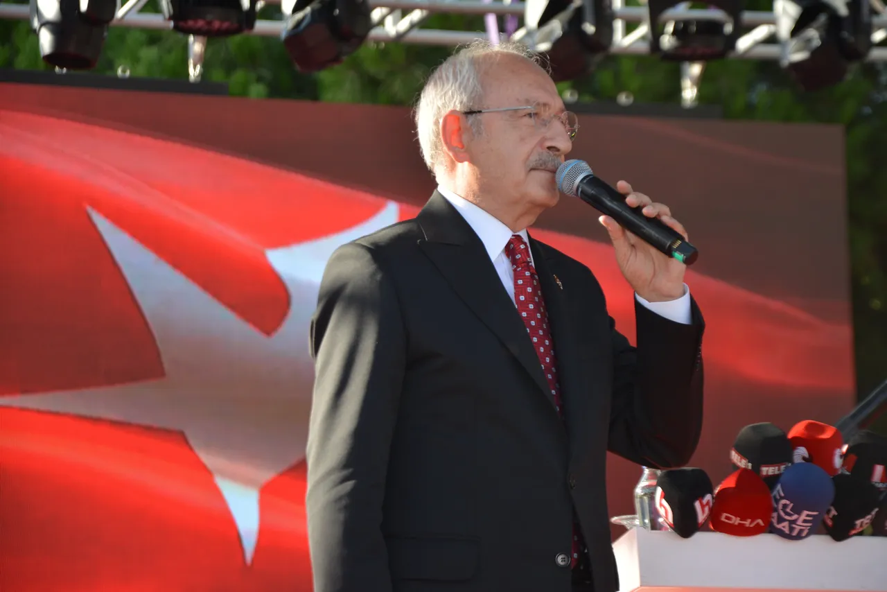 Kılıçdaroğlu 'mutlak butlan' kararını nasıl öğrendi? İki isim eğilip elini öptü