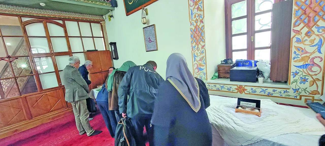 Kutsal emanetleri diyar diyar sergiliyor! Ali Osman Işık Hoca: Amacımız aşıkla maşuku buluşturmak