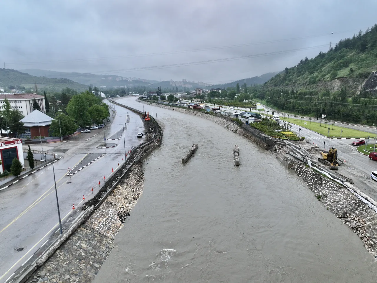 Tokat diken üstünde! 15 bin kişi tahliye edildi, Yeşilırmak Nehri'nde taşkın riski