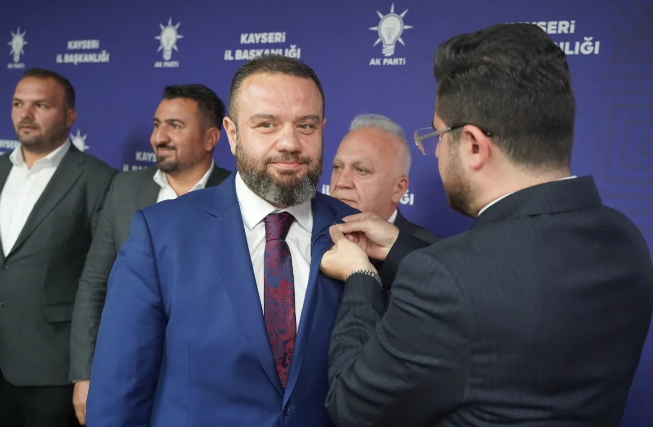 Yeniden Refah Partisinden istifa eden 4 belediye meclis üyesi, AK Partiye katıldı