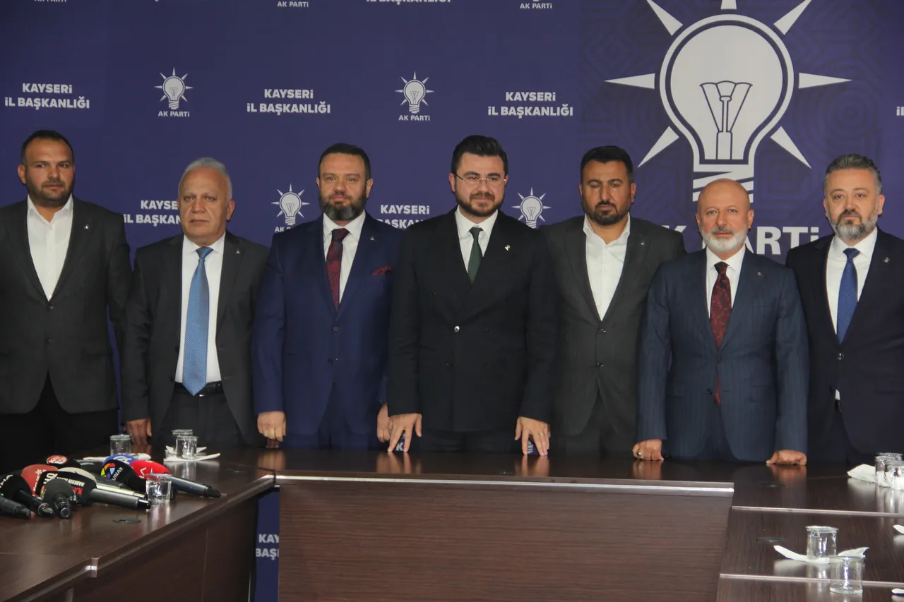 Yeniden Refah Partisinden istifa eden 4 belediye meclis üyesi, AK Partiye katıldı