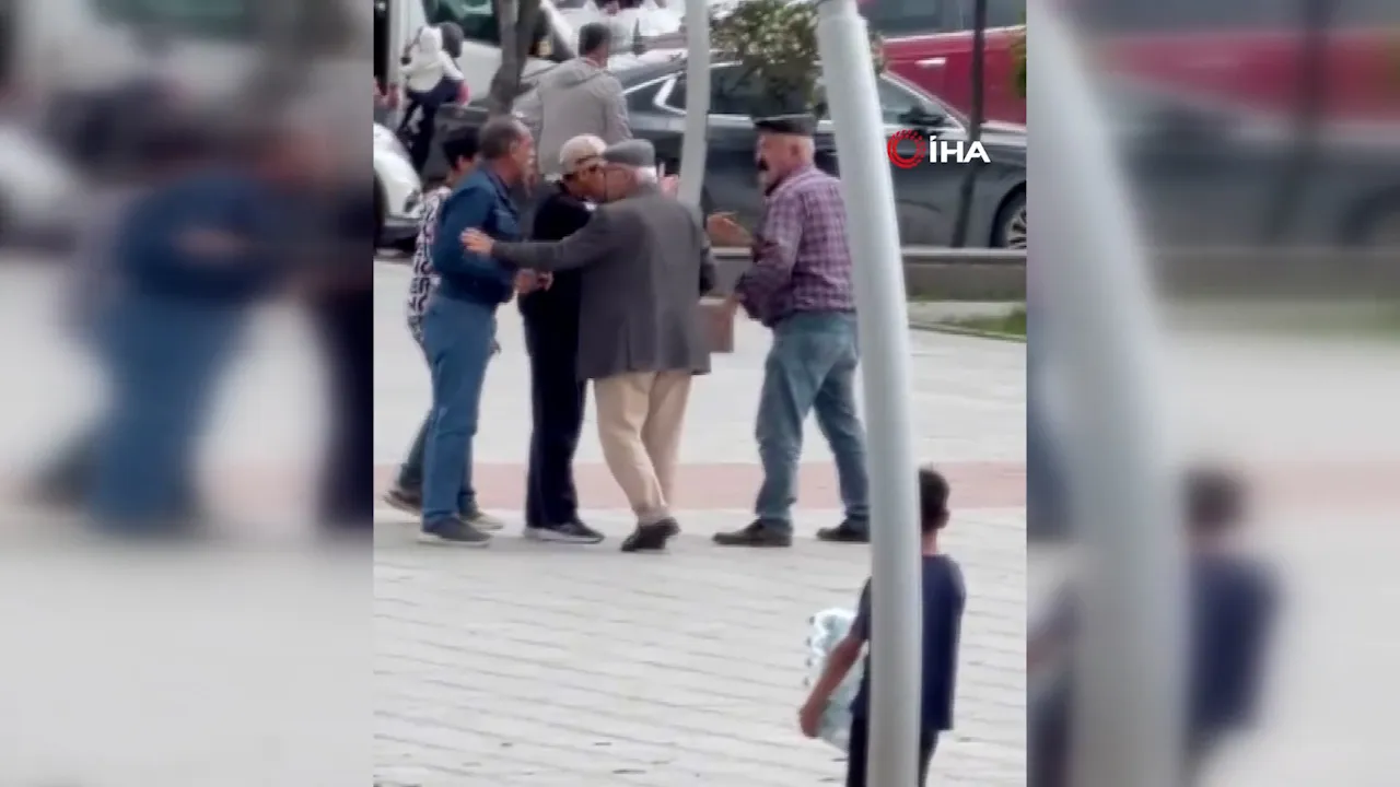 Ankara'da meydan kavgası! İki yaşlı adamın tekmeli tokatlı kavgası kamerada