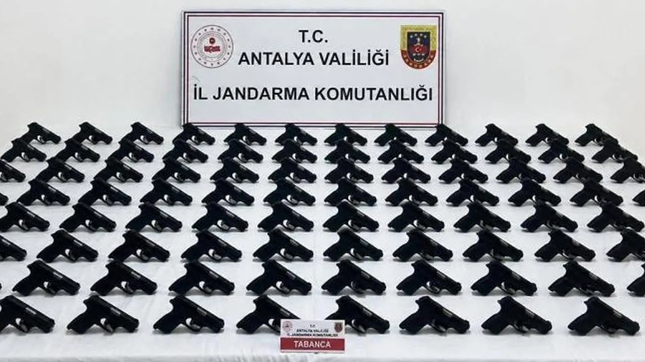 Antalya'da büyük operasyon: 100 ruhsatsız tabanca ele geçirildi