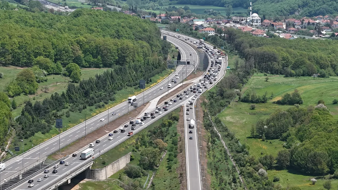Bayram trafiği erken başladı! Yollarda uzun kuyruklar oluştu