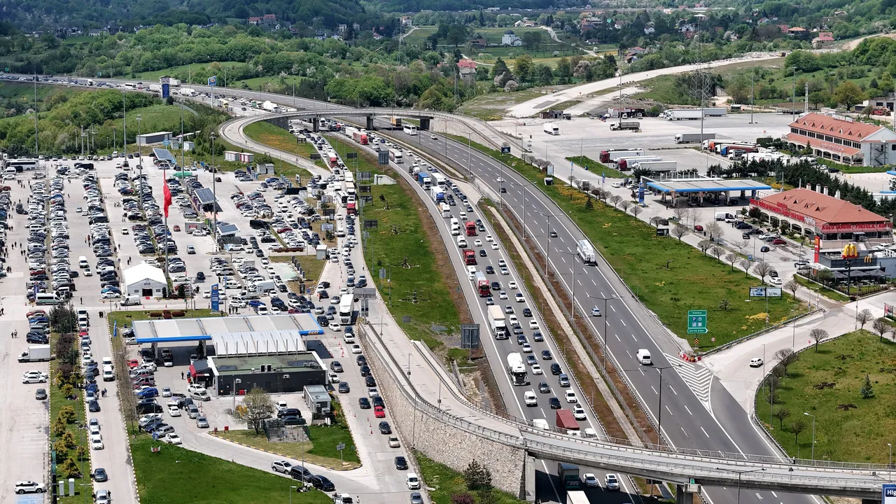 Bayram trafiği erken başladı! Yollarda uzun kuyruklar oluştu