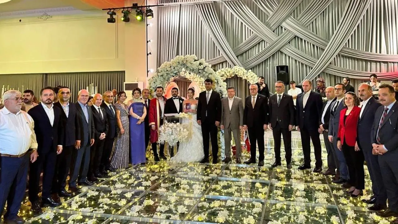 Böyle nikah görülmedi! 15 şahitli tören hayrete düşürdü