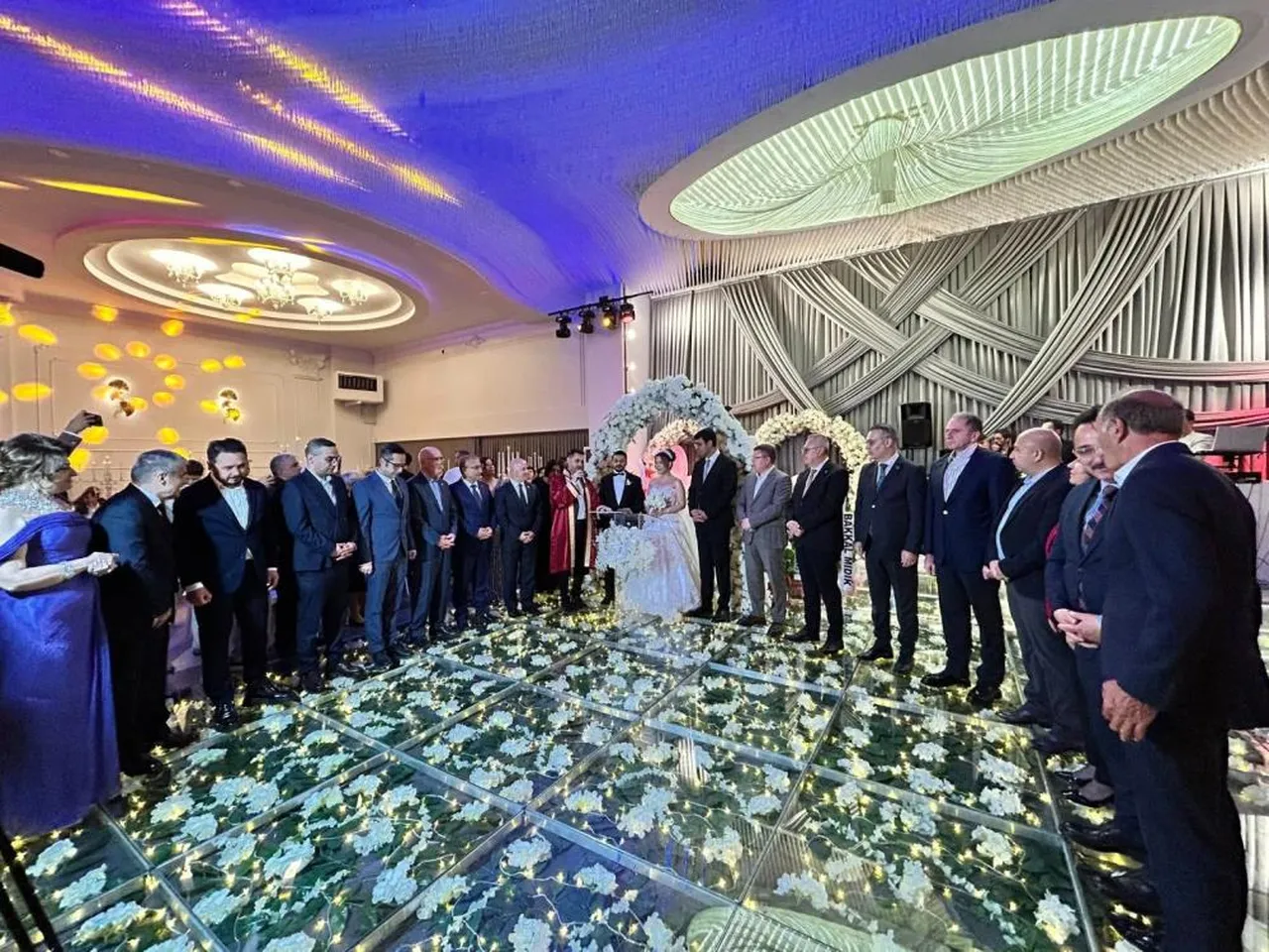 Böyle nikah görülmedi! 15 şahitli tören hayrete düşürdü
