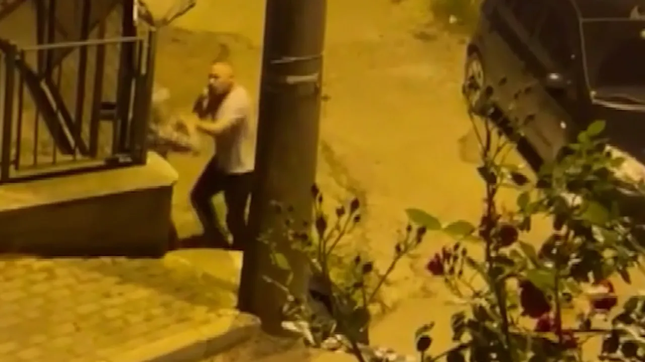 Bursa'da sokak ortasında tekme tokat kavga! Tesadüfen geçen vatandaşlar ayırdı