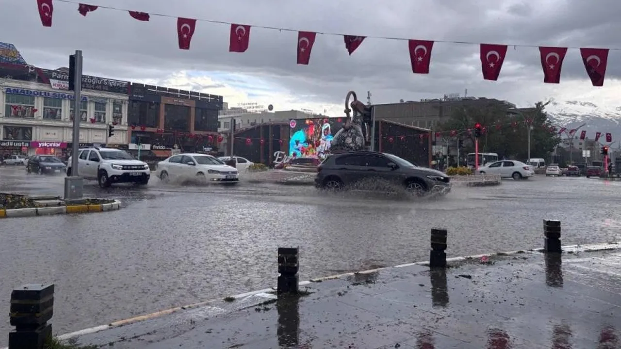 Erzincan’da sağanak! Cadde ve sokaklar su altında kaldı