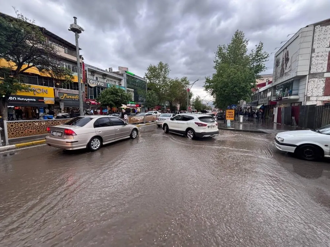 Erzincan’da sağanak! Cadde ve sokaklar su altında kaldı