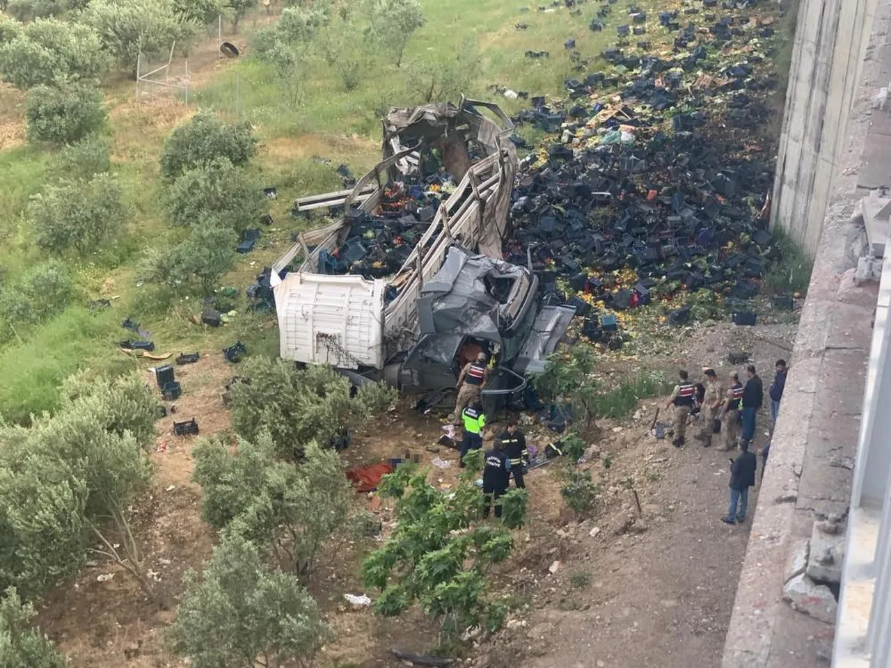 Gaziantep'te kaza! Sebze yüklü tır viyadükten uçtu, çok sayıda ölü ve yaralı var