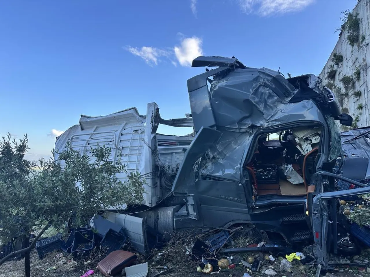 Gaziantep'te kaza! Sebze yüklü tır viyadükten uçtu, çok sayıda ölü ve yaralı var
