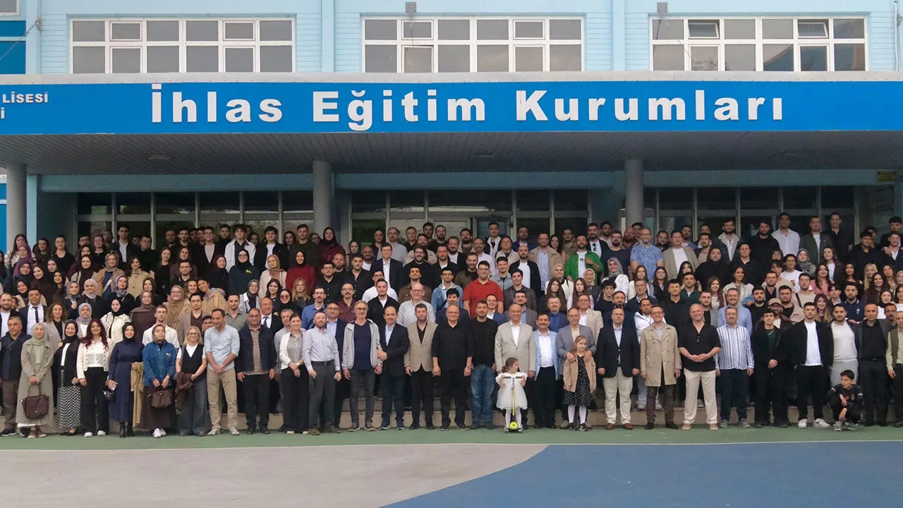 İhlas Koleji'nde 30. yıl sevinci... Hakkı Okur: Geçmişte diktiğimiz fidanlar bugün dev çınarlara dönüştü