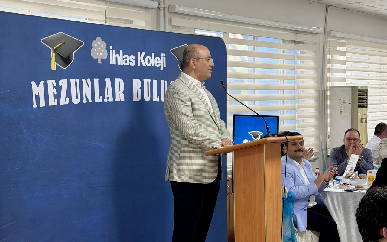 İhlas Koleji'nde 30. yıl sevinci... Hakkı Okur: Geçmişte diktiğimiz fidanlar bugün dev çınarlara dönüştü