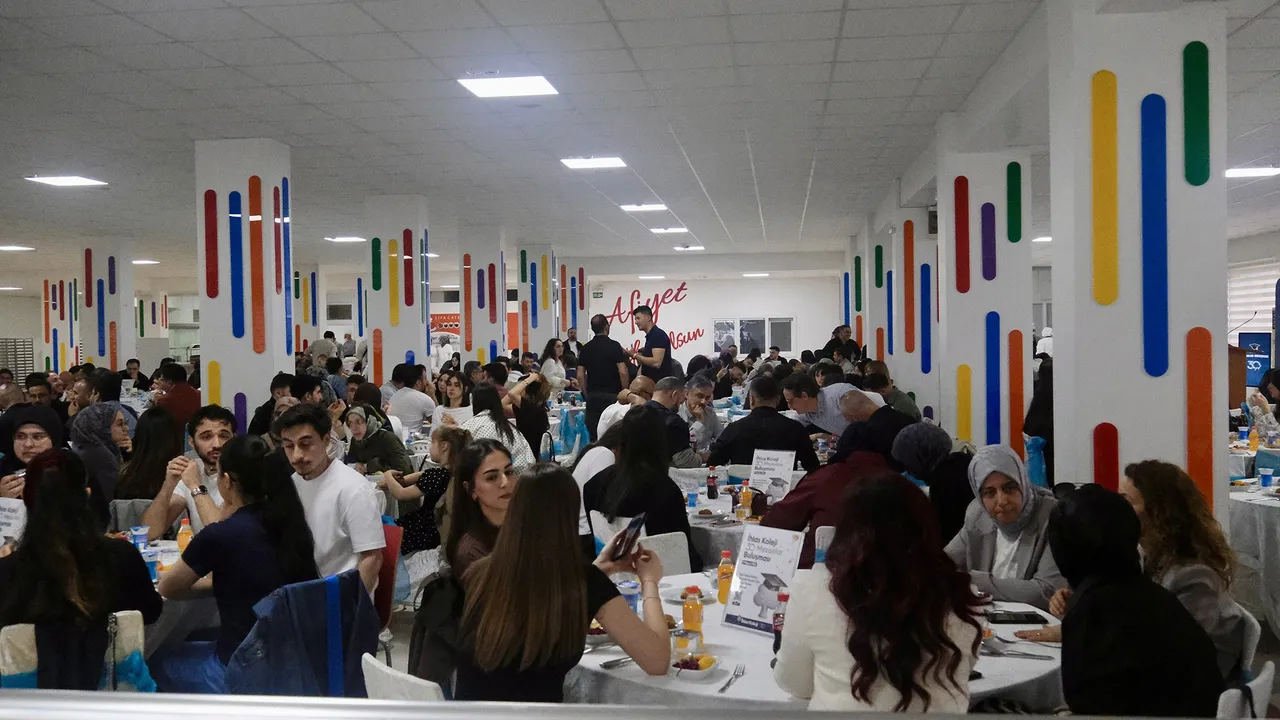 İhlas Koleji'nde 30. yıl sevinci... Hakkı Okur: Geçmişte diktiğimiz fidanlar bugün dev çınarlara dönüştü