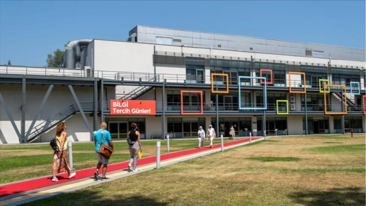 Kapatılan Bilgi Üniversitesi öğrencilerine ne olacak? YÖK'ten açıklama geldi