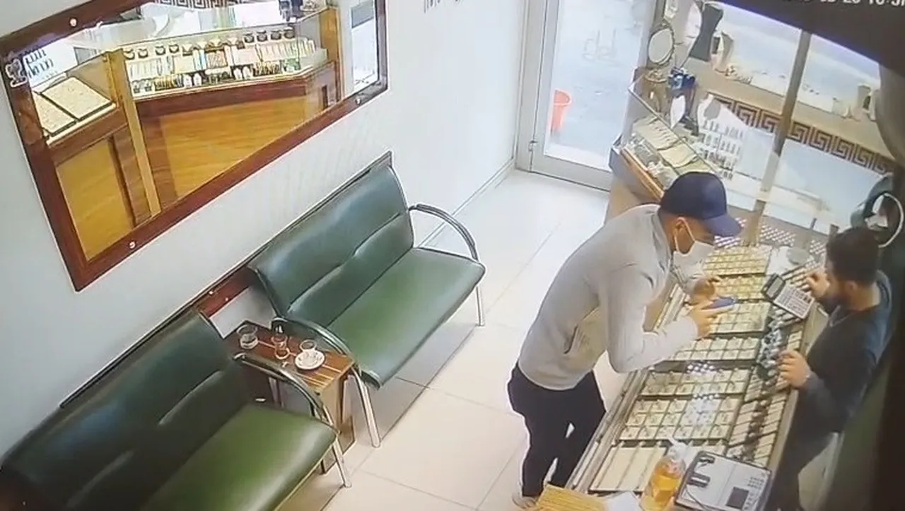Kuyumcudan pırlanta çalıp kaçan şahıstan pes dedirten ifade! Eşine sürpriz yapacakmış