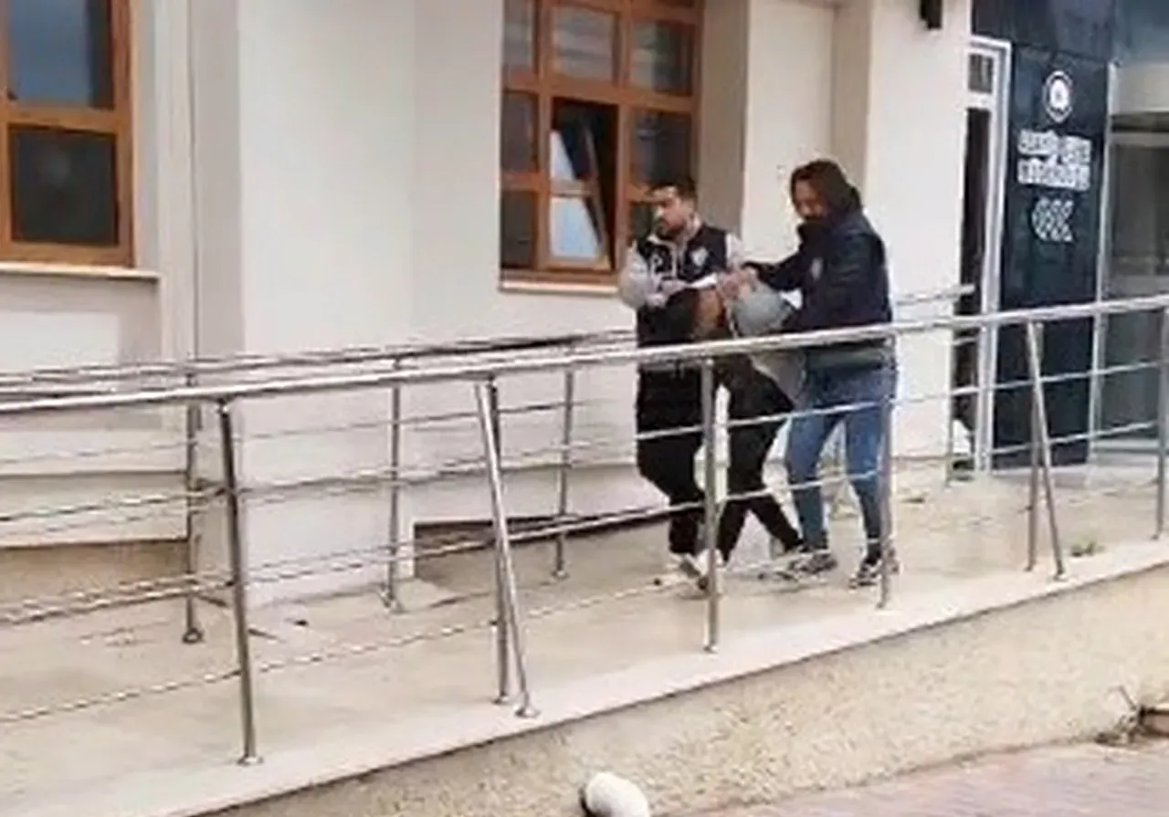 Kuyumcudan pırlanta çalıp kaçan şahıstan pes dedirten ifade! Eşine sürpriz yapacakmış