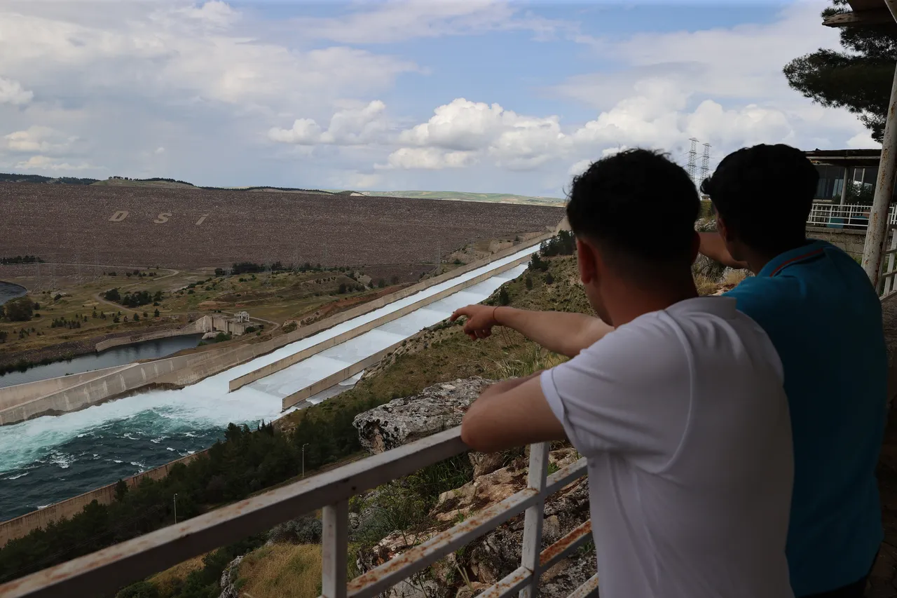 Türkiye'nin en büyük barajı doldu, kapaklar 7 yıl sonra ilk kez açıldı
