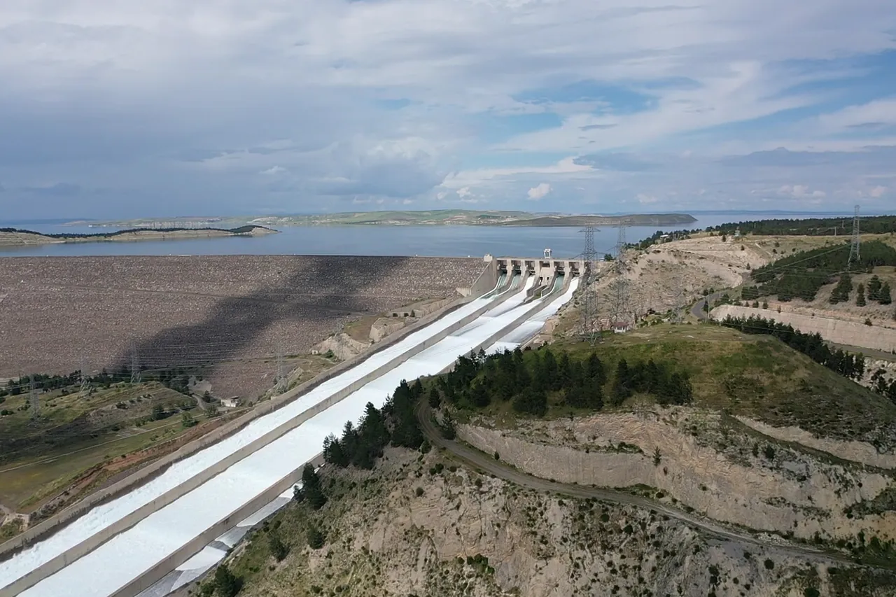 Türkiye'nin en büyük barajı doldu, kapaklar 7 yıl sonra ilk kez açıldı